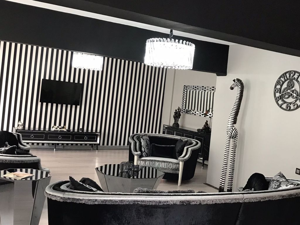 Arden Pia Güzellik Salonu — kristal avizeli, siyah-beyaz zarif dinlenme salonu