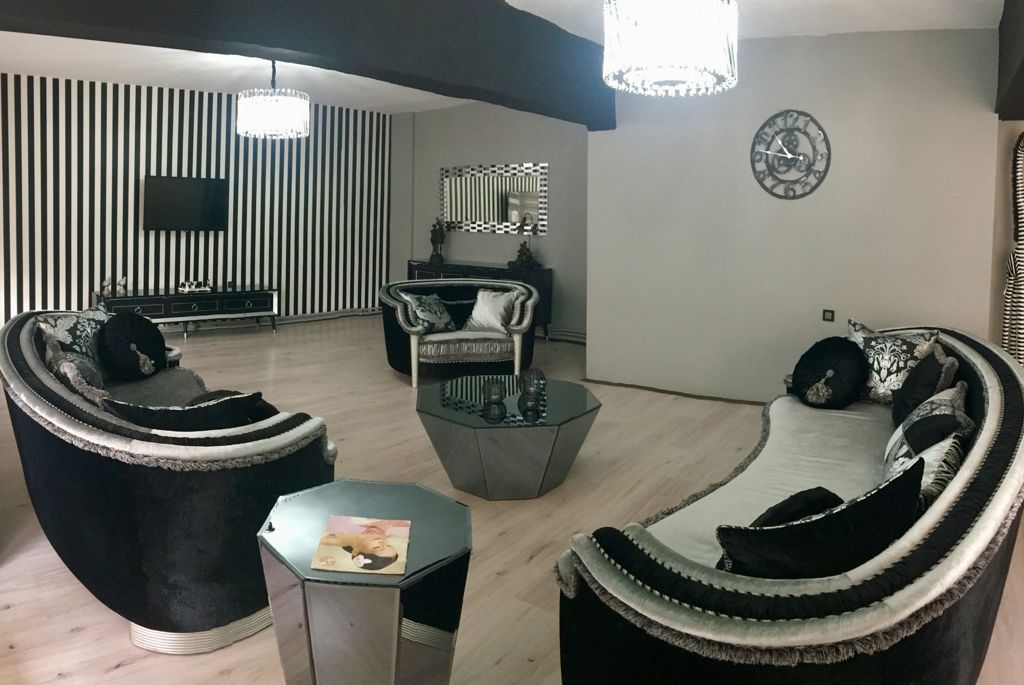 Arden Pia salon içi — kristal avizeler ve gümüş kadife koltuklar